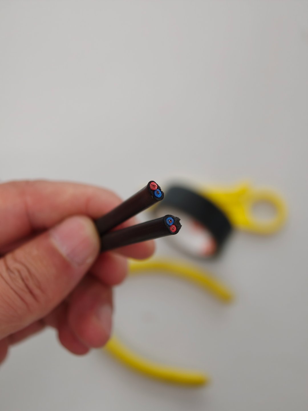 天冷了电源线太脆，直接断了。还好我会自己接线，分分钟搞定