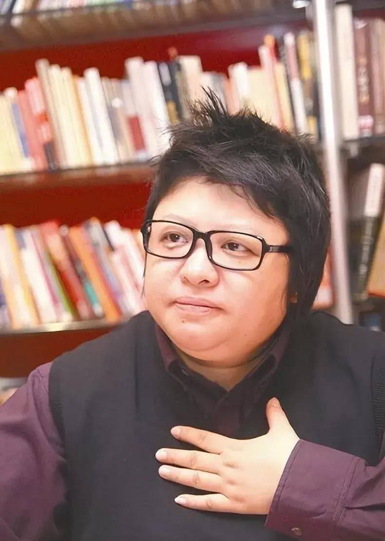 在一次采访中，韩红对易立竞说:“郝蕾这臭不要脸的，还生俩孩子。给她要一个，她还不