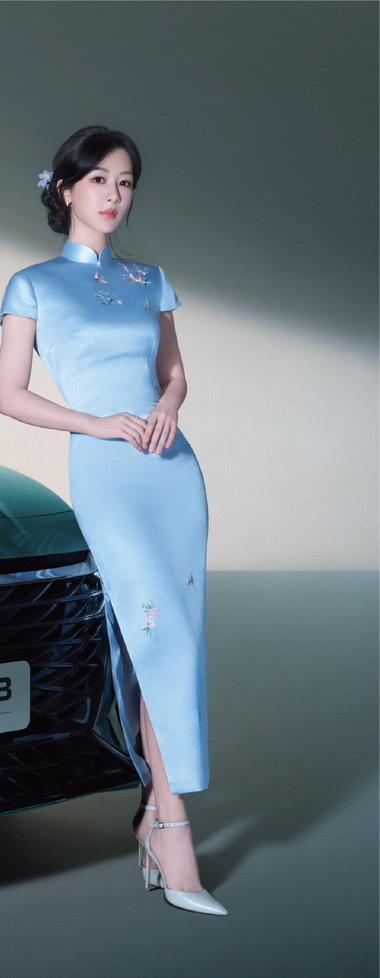 #杨紫淡蓝色旗袍# 杨紫下午会官宣代言[爱你]蓝色的旗袍好显典雅啊 ​ ​​​