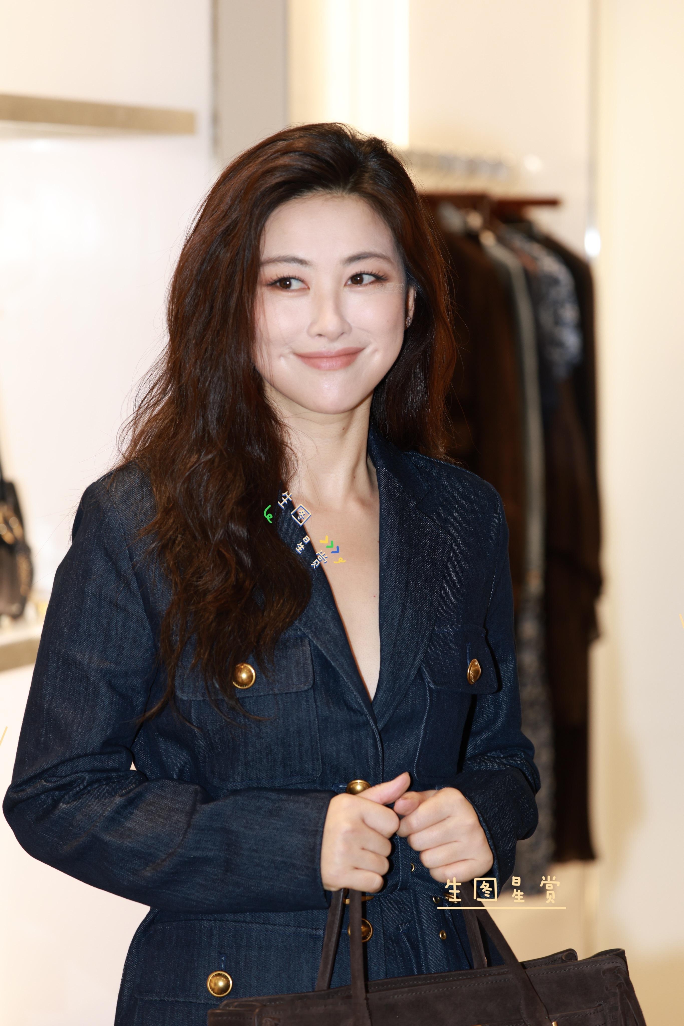 朱珠八月份品牌活动返图轻松释放迷人风情气质💙[哇]朱珠[超话] ​​​