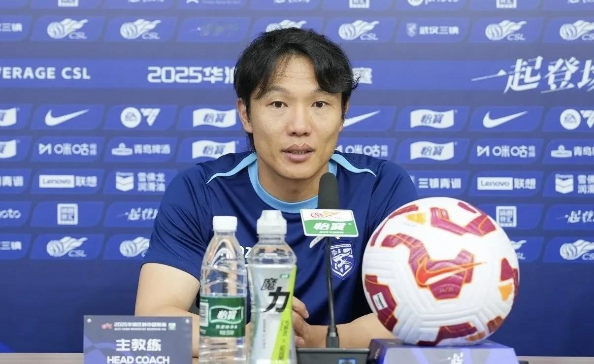 邓卓翔暗讽那些卓尔死忠，不喜欢三镇可以不来！
在武汉三镇0：0平长春亚泰赛后的新