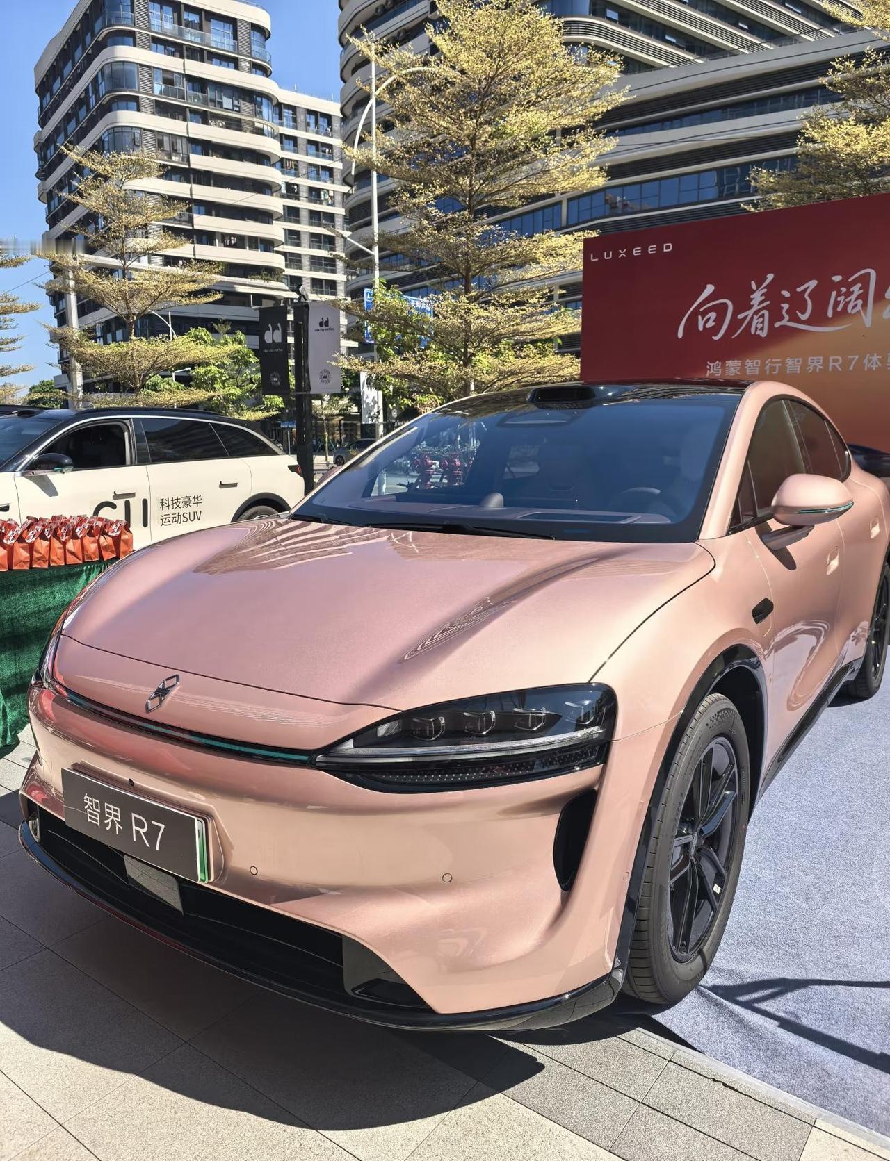 被这台粉色小车硬控了🚗
智界R7这个星玫粉实车真的好看智界 智界r7