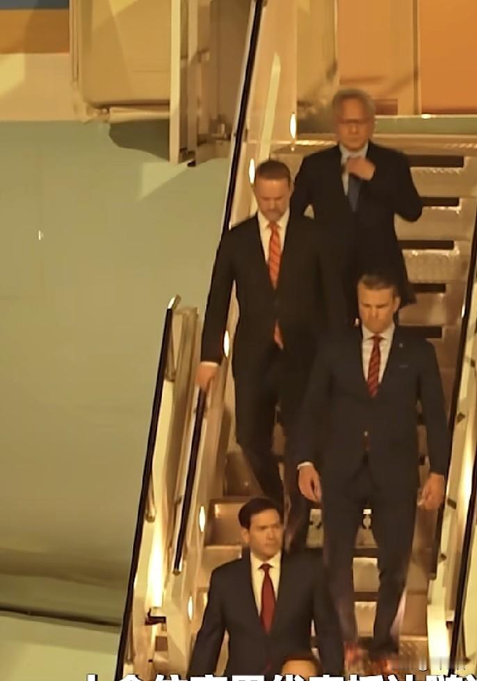 我们先看他带了些什么人随访，除了美国政府的鲁比奥等相关官员和安保人员，他还带了美