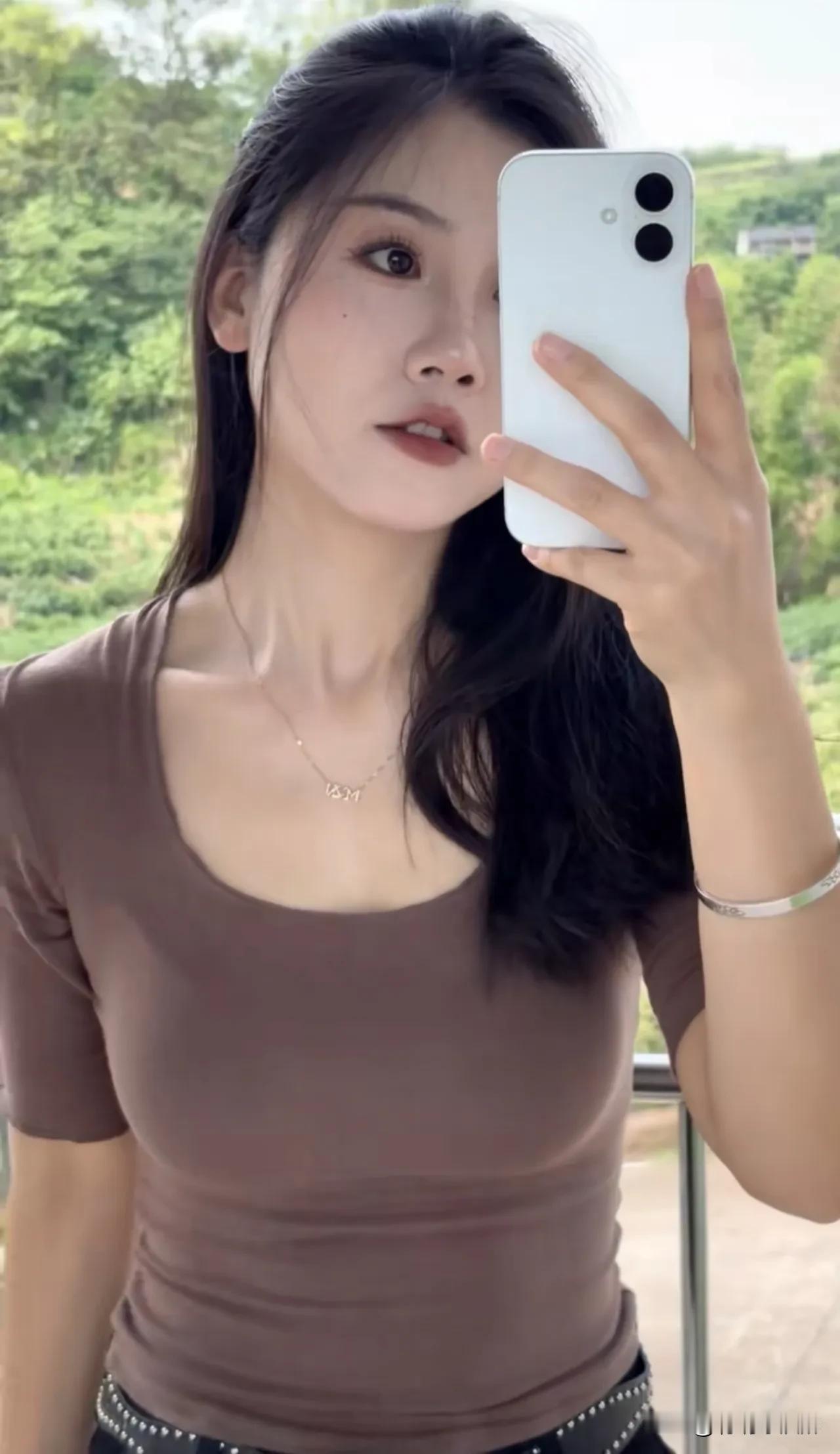 成熟不是岁月雕刻的痕迹，  
而是眼神里沉淀的自信与从容。  
放下滤镜，拥抱真
