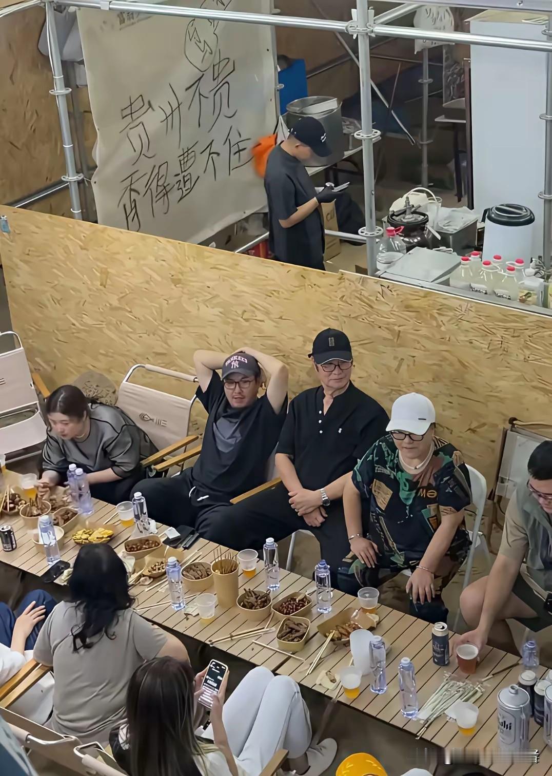 沈腾真的是个好男人，他爱他的老婆，一家三口在阿那亚，可以看出来这是最健康，最真实