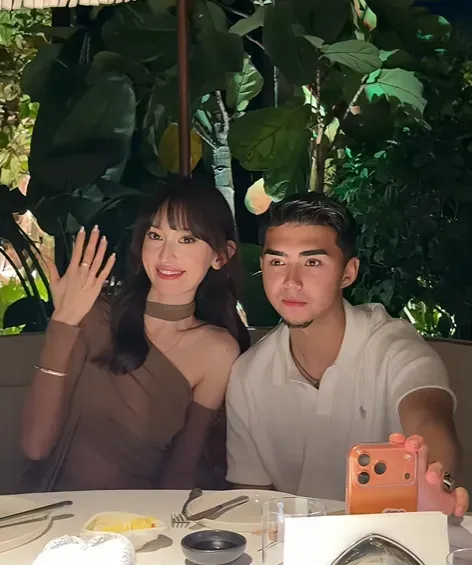 艾菲尔丁女友刚在社媒晒出甜蜜视频，宣布接受求婚！视频里钻戒和现场布置超浪漫，她开