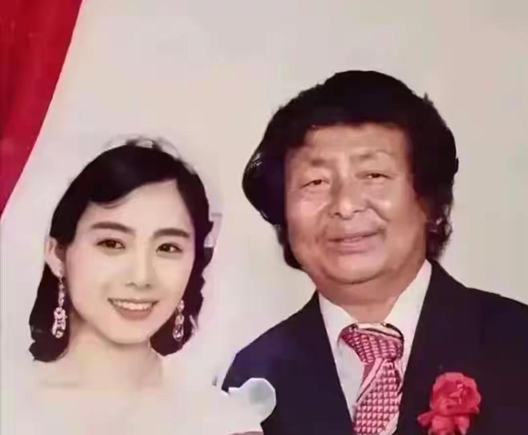 这是一网友嗮出的父母结婚照，质疑她妈当时是咋看上她爸的。我来帮她分析分析。从相貌