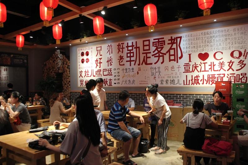 人该在乎别人背后的闲言闲语吗？我觉得真没必要。人到中年就会明白，闲言碎语是生活常