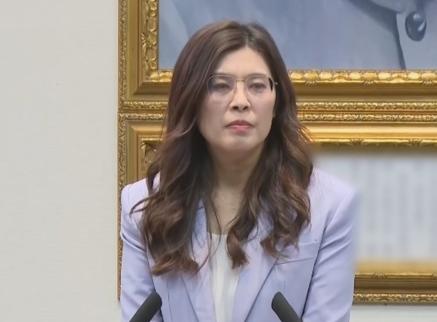 中国“奉陪到底”，台湾“奉送到底”，郑丽文义正言辞直言，放眼全球，只有中国敢和美