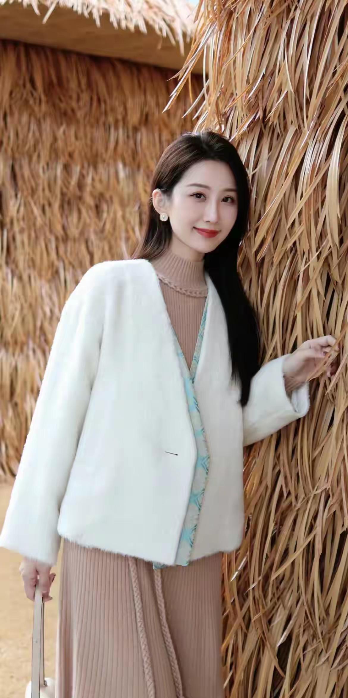 冬日穿搭指南：毛绒外套+针织裙，温暖又时尚！🌟👗🧥