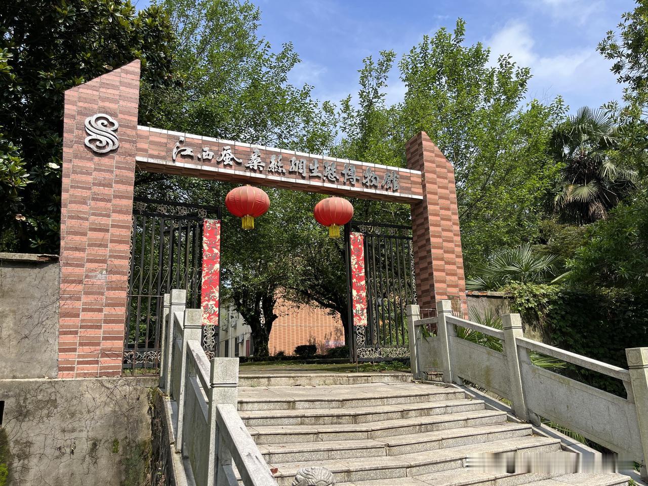 周日去凤凰沟游玩，走进了桑蚕博物馆，感觉收获满满。在博物馆里了解到，原来很久以前