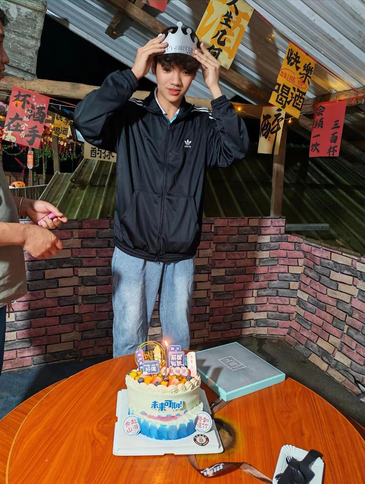 学姐 你太美好了你长长的头发你说话时的嗓音你清瘦的背影你清澈的眼睛你笑起来的浅浅
