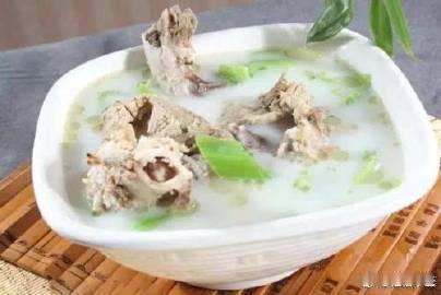 补肾壮阳药膳：“羊骨葱姜粥”：原料：羊骨1000克，粳米（或糯米）100克，细盐