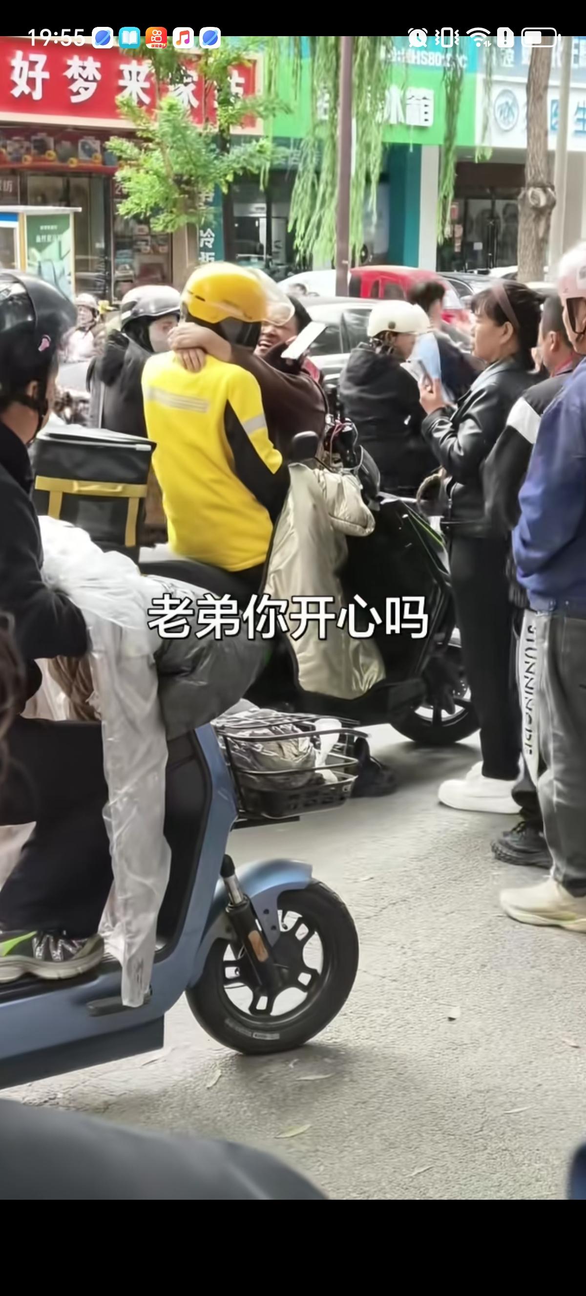 都说外卖员辛苦、不容易，但没人说外卖员艳遇也这么好。一个黄帽外卖男子被一个大姐一