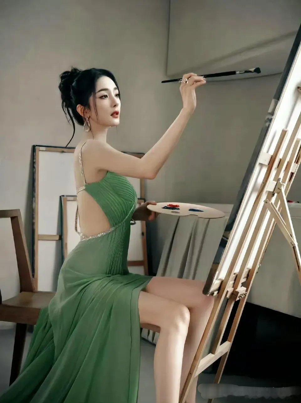 都是画画，章泽天和杨幂的气质咋就不一样呢？一个性感，一个知性。但是都很养眼！ ​