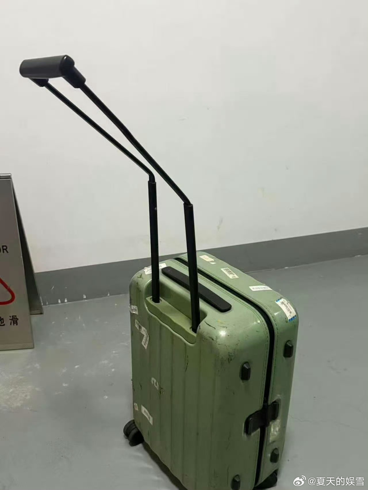 压力大的可以看看赖伟明的行李箱 行李箱无辜被挤坏的背后，是艺人被围堵到喘不上气，
