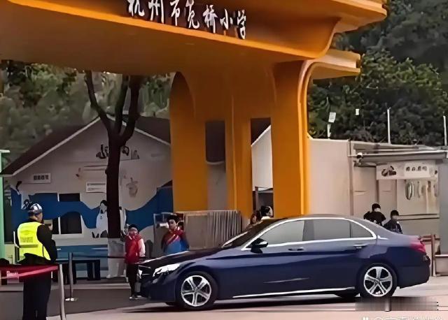 “好大的师威！”杭州，一群学生代表，大概四五人，站立在校园门口，对着开进去的汽车