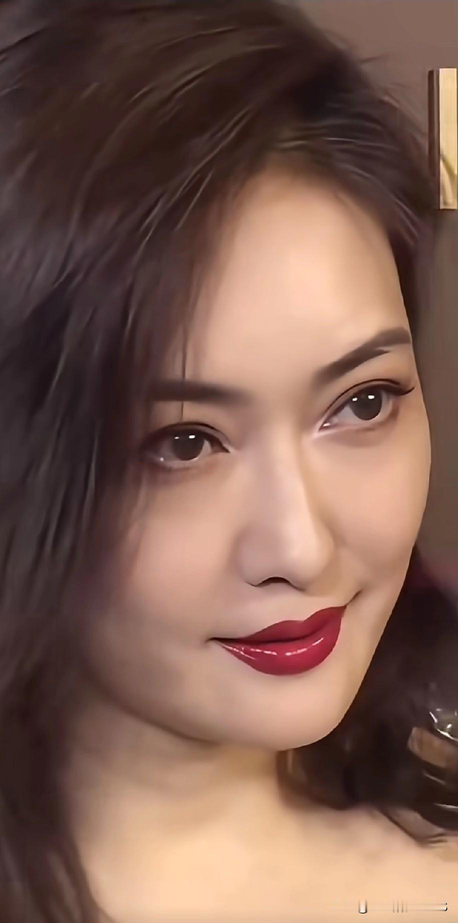 孟广美不愧是早年模特里的“洋气担当”，当年往那一站，整个人都在发光！如今60岁了