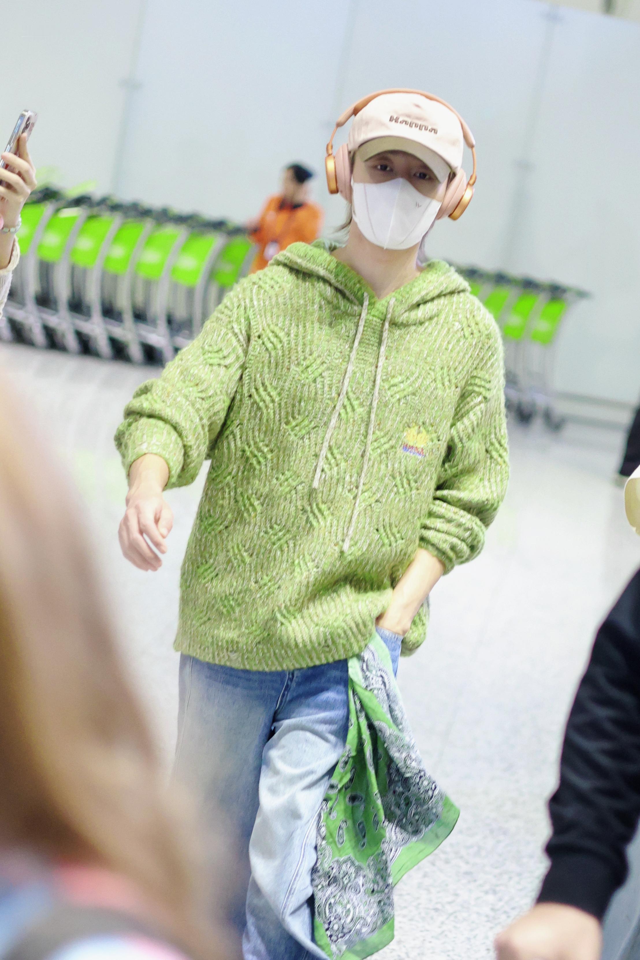 💜我看过那么多动人的情话，却描绘不出见你时的片刻欢喜。