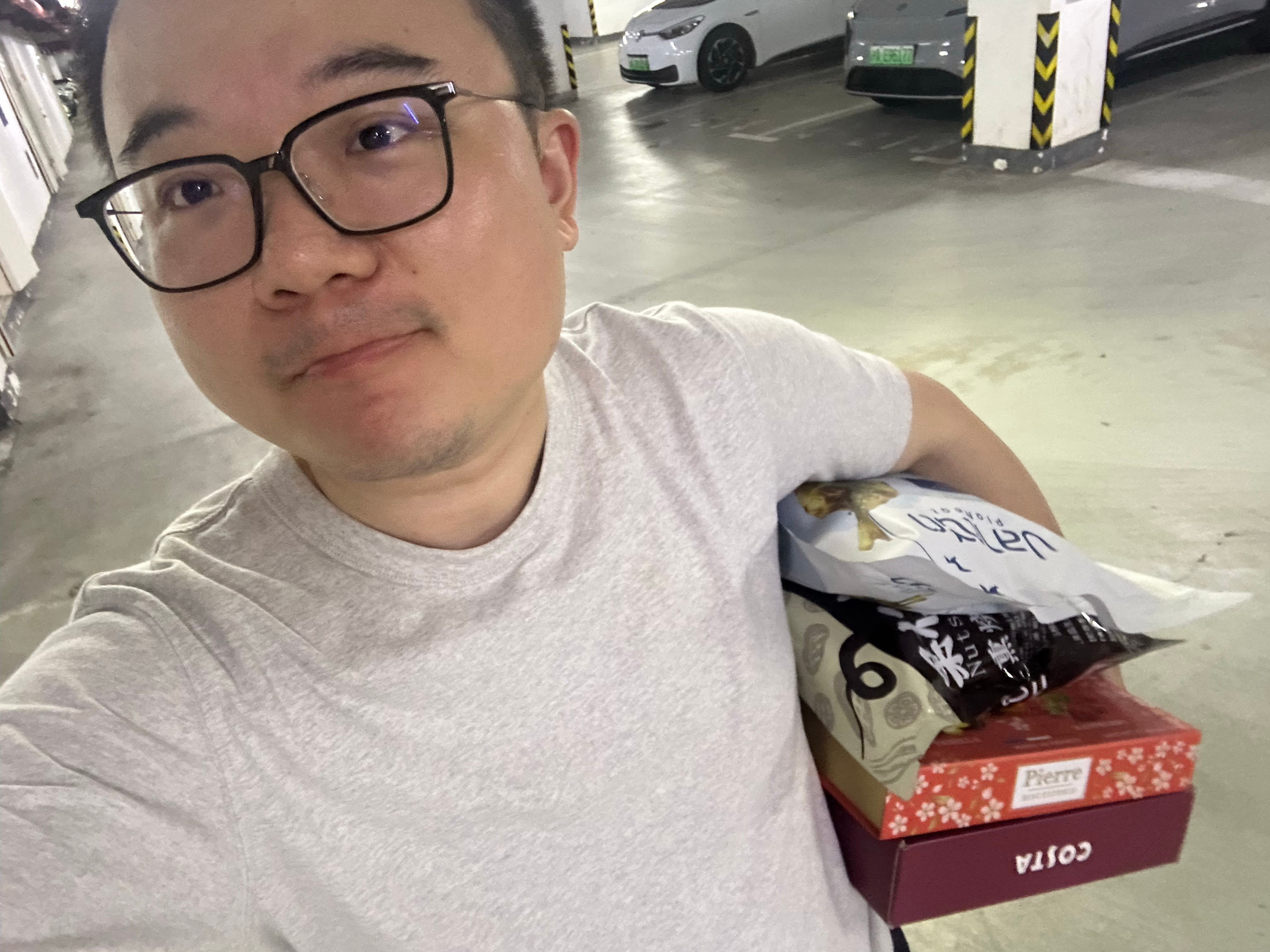 中午突然想起来，早上丢垃圾时，把洗好装袋的山姆大桃子一起扔掉了顿时心情没那么美丽