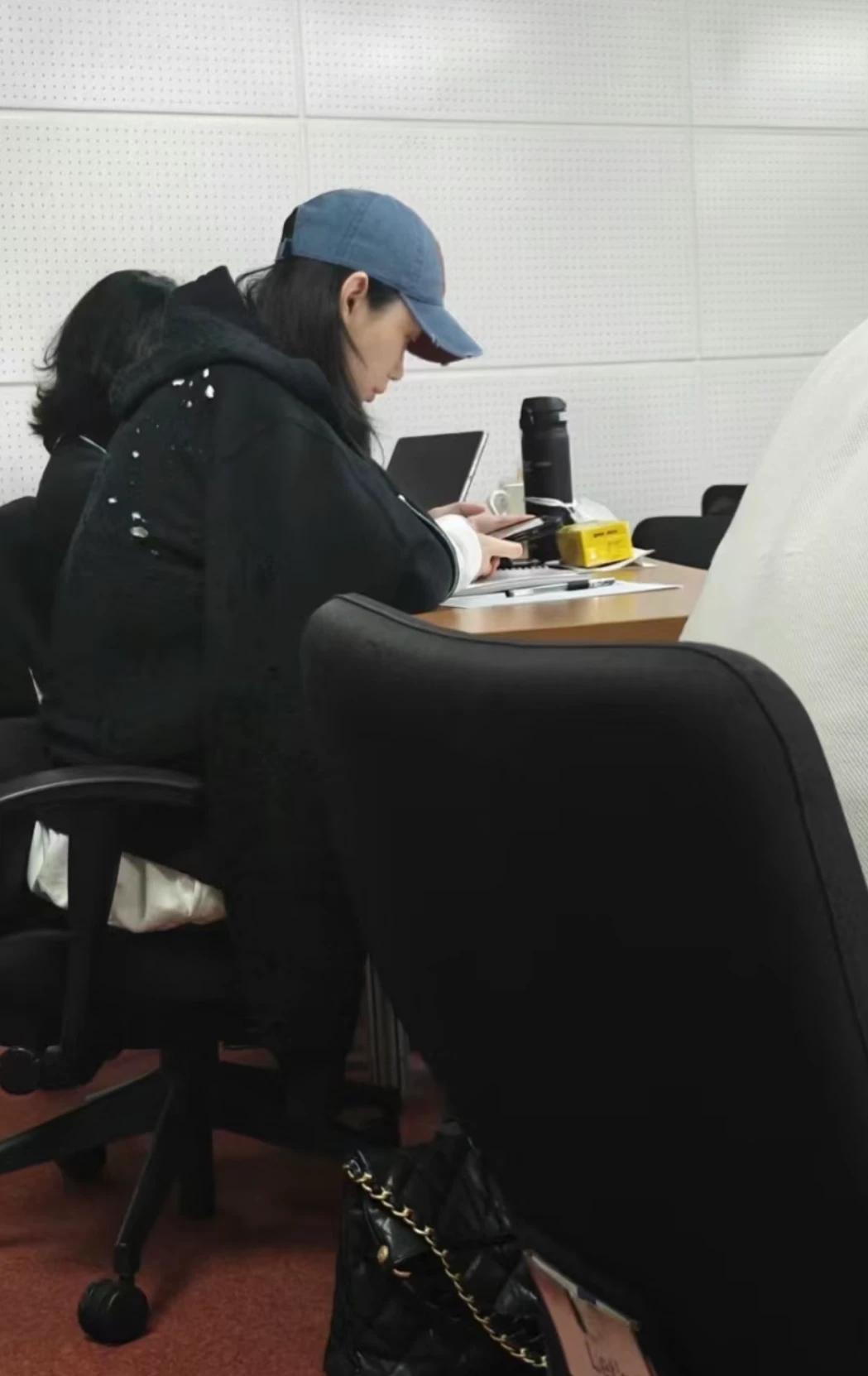 奚梦瑶北大读书照片曝光
他这个项目总学费就是88万
属于非全日制两年硕士
其实还