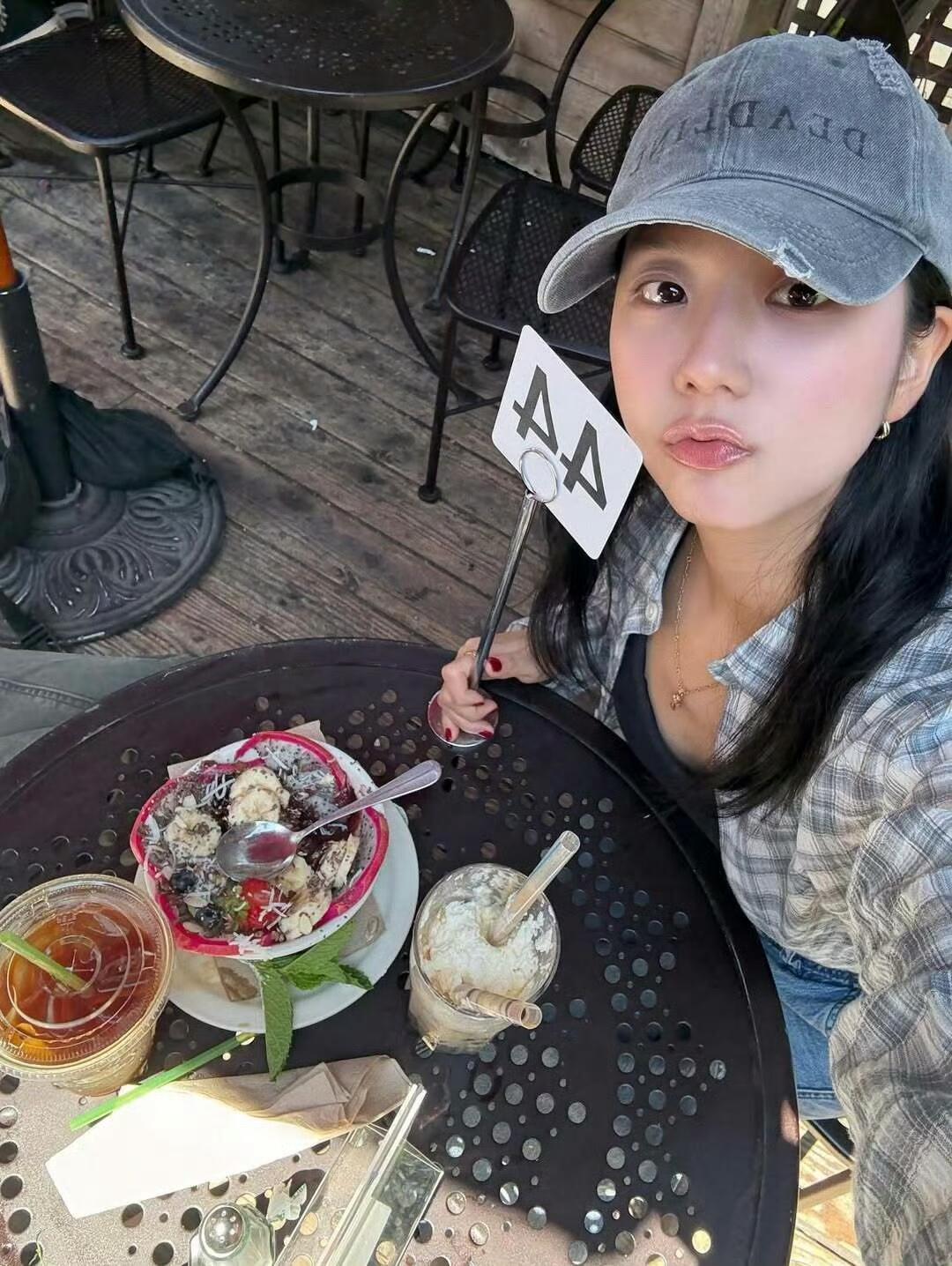 经常请吃饭的秀秀欧尼金智秀经常请吃饭的漂亮姐姐金智秀吃饭拍照姿势