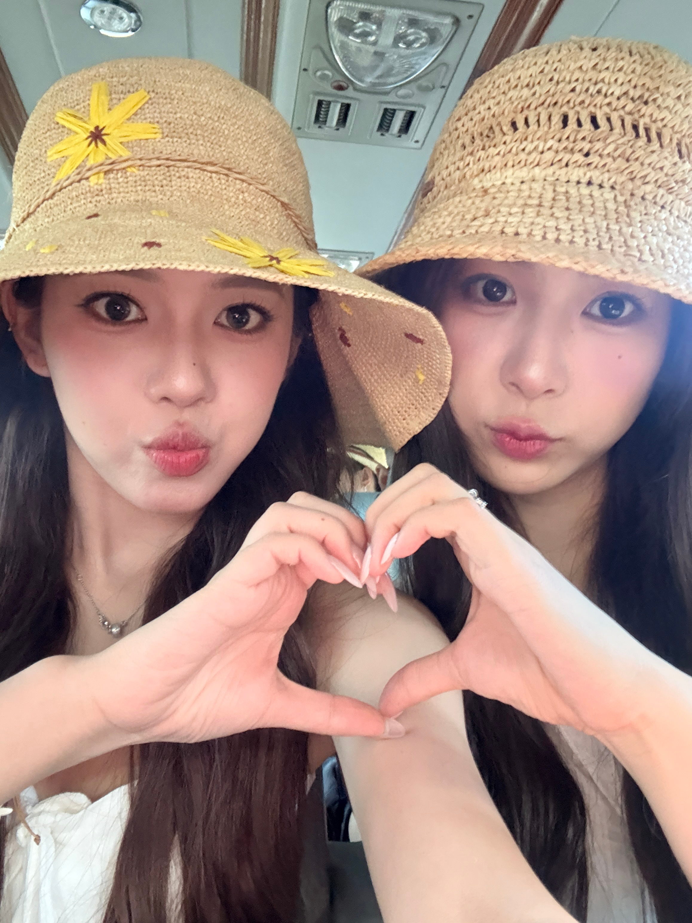 来泰国两天被人问两次我俩是不是双胞胎姐妹了这对吗 对吗？