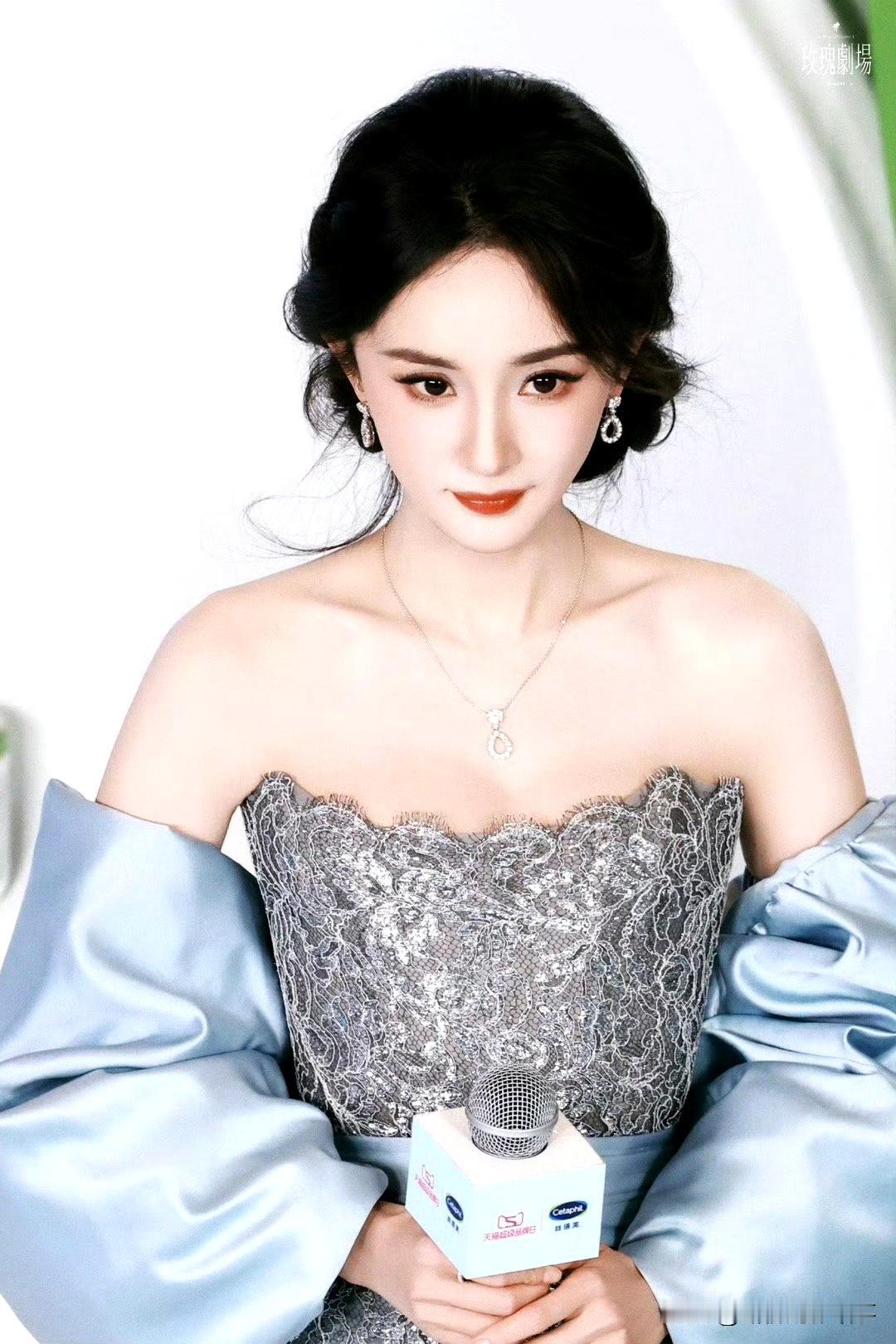 杨幂“地母感”杀疯了：这张图美到失语
 
抹胸蕾丝裙撞缎面大袖，冷灰调里裹着柔媚