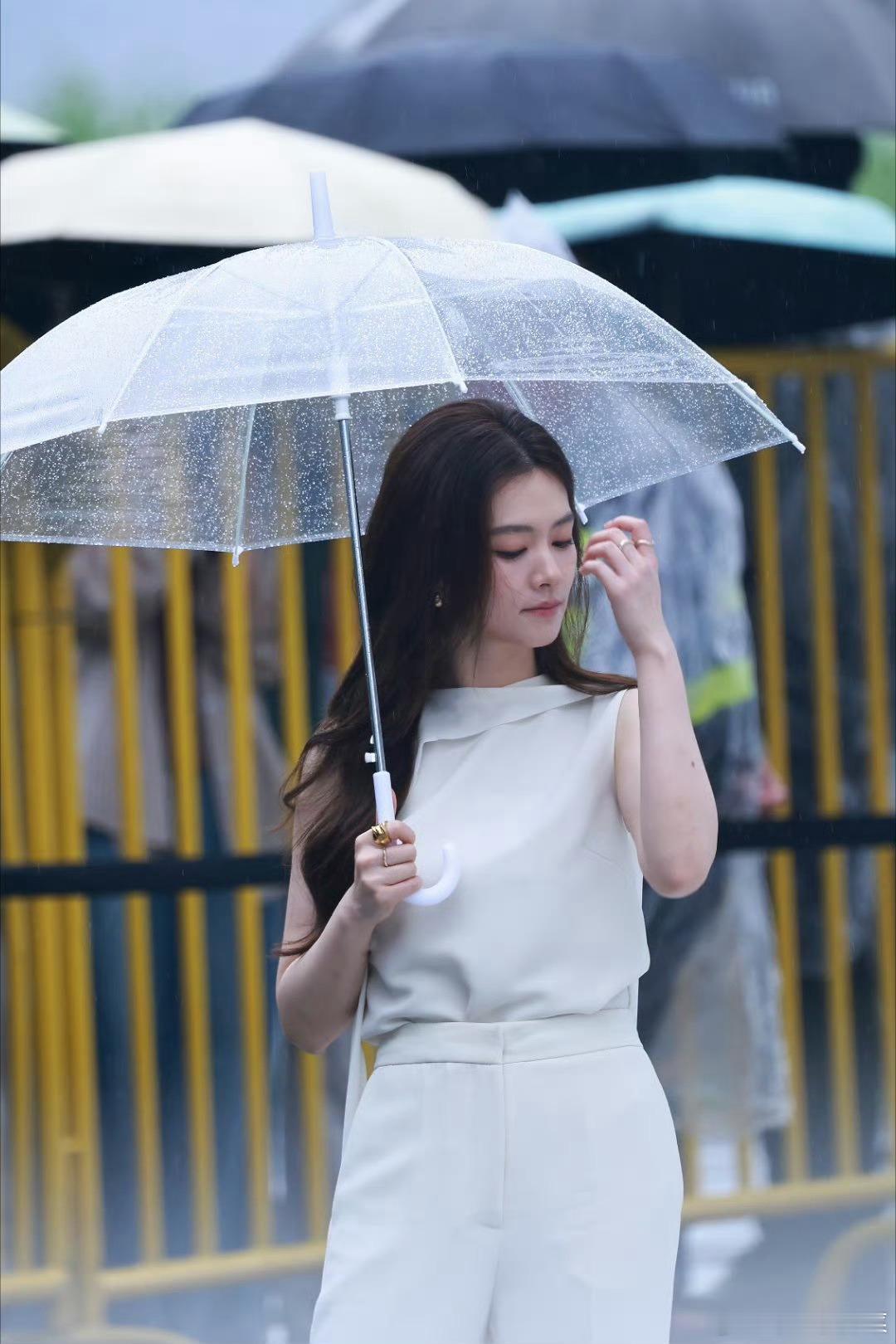 陈昊宇上海赫莲娜活动饭拍，美一大跳 陈昊宇白月光既视感陈昊宇上海赫莲娜活动