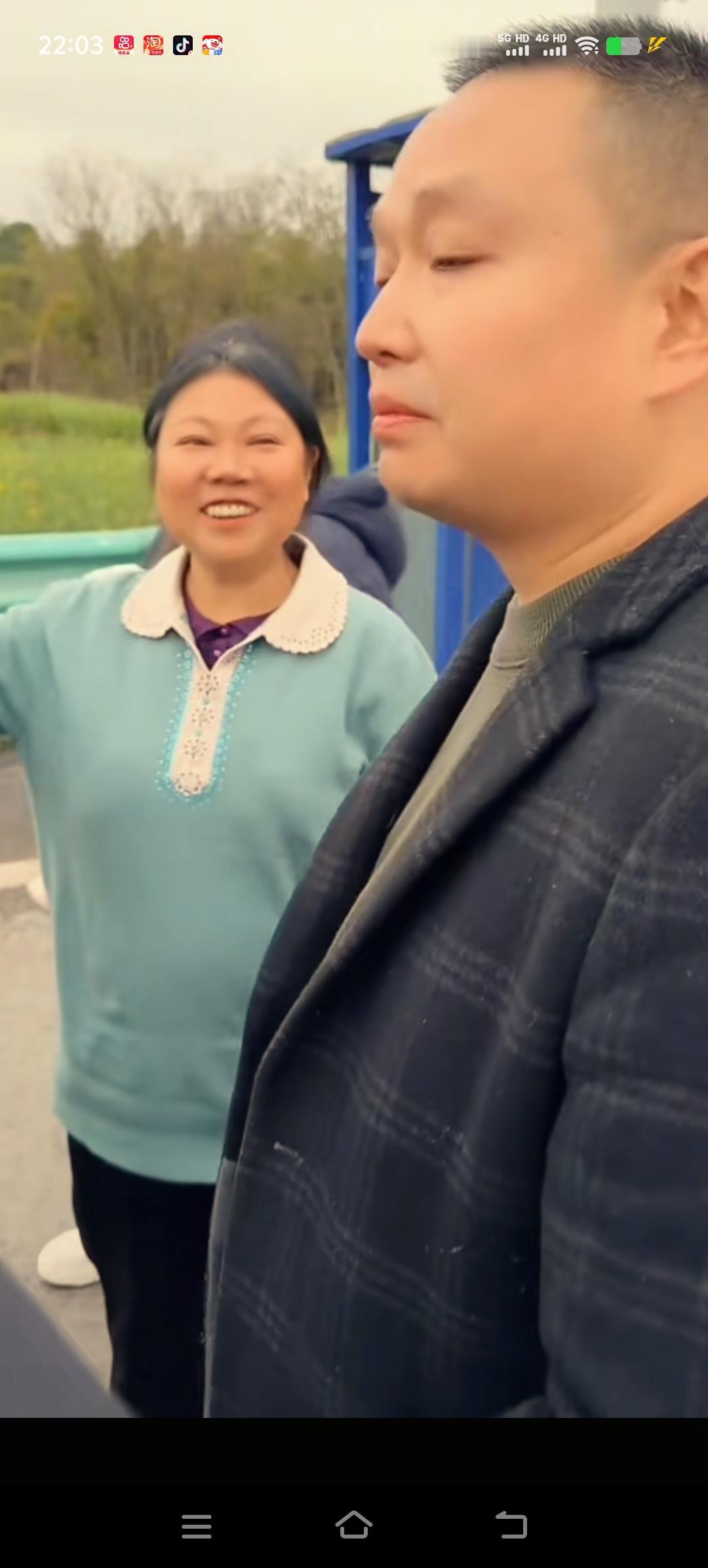 穿绿色衣服的大妈是王晓举的姨妈，王晓举喊她大妈。这位姨妈是王晓举妈妈的亲姐姐，如