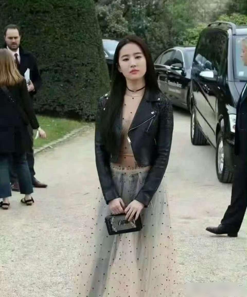 我敢说，只有刘亦菲敢这么穿吧，其他人谁有这个胆子 
