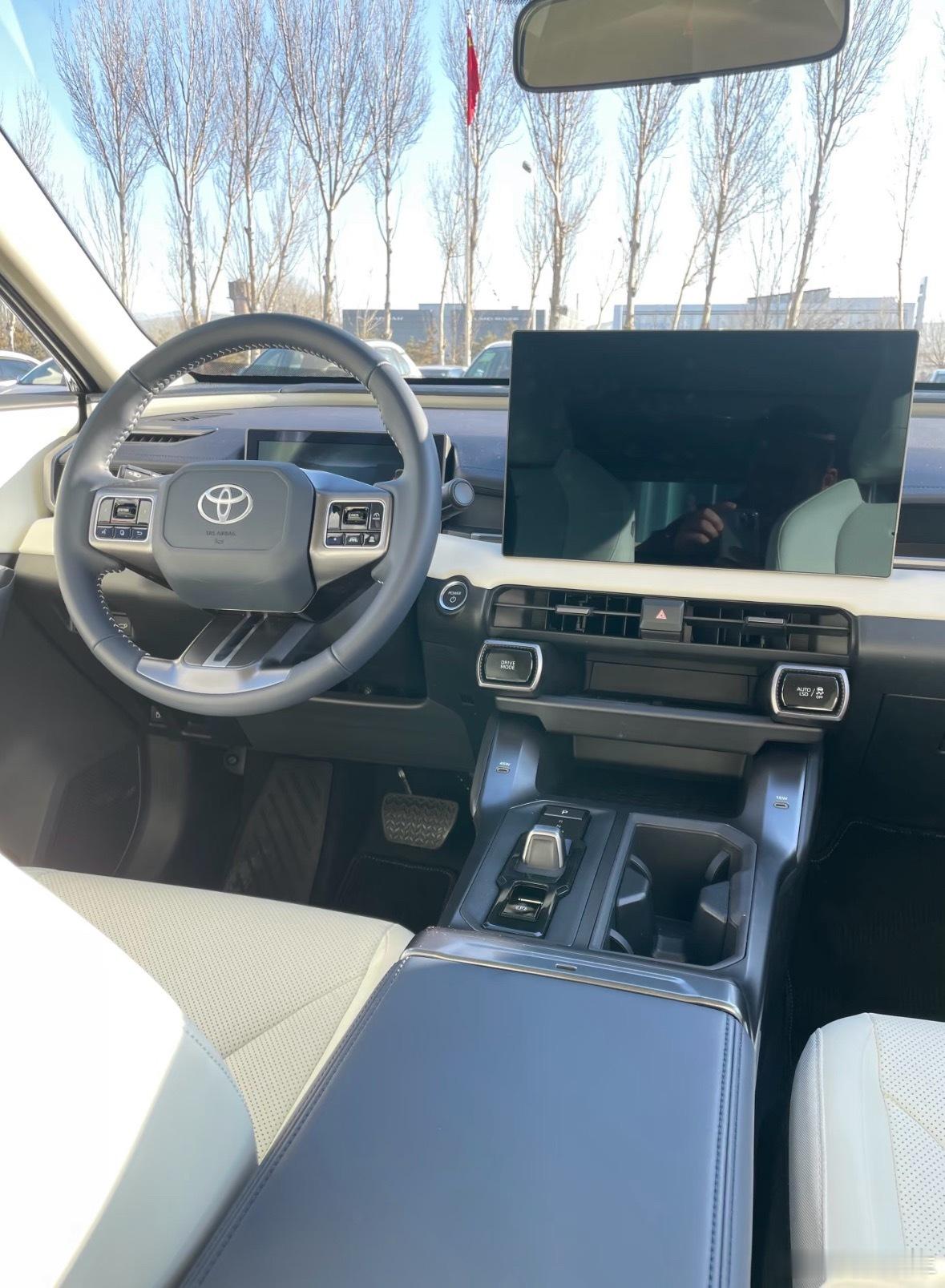 坐地铁看到了丰田RAV4 荣放的广告牌，想起来前两天朋友跟我说想买台荣放开开，他