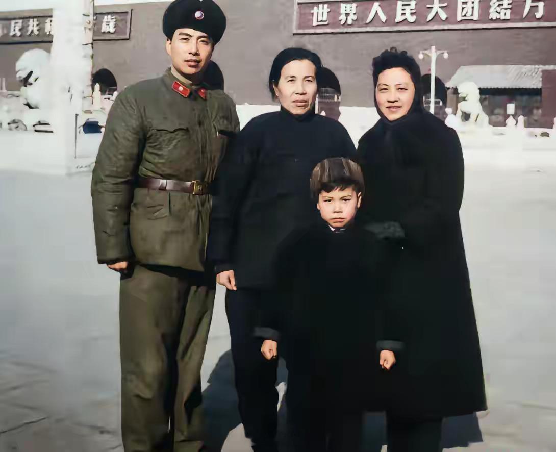 这位穿着军装的小伙子，一表人才，万万没想到，多年后，他竟然成为了一位著名歌唱家，
