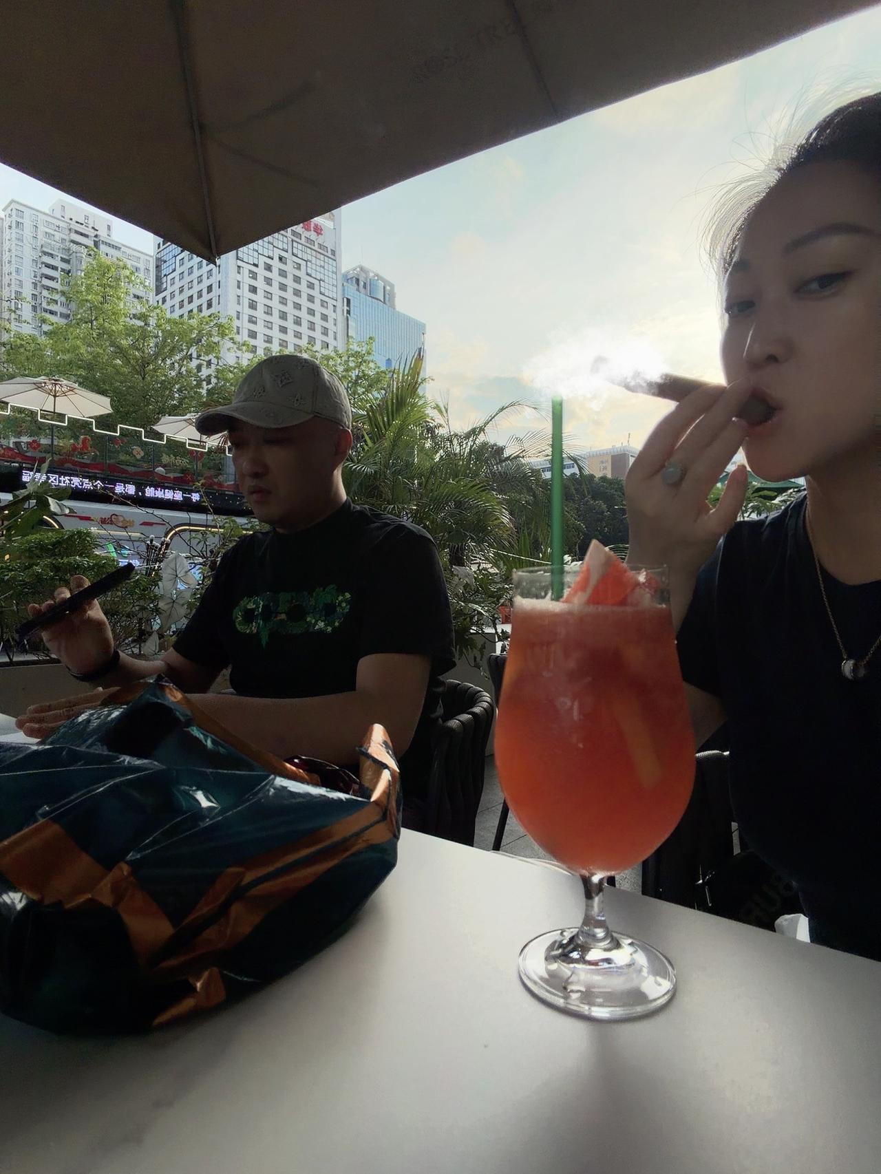 背后的大哥