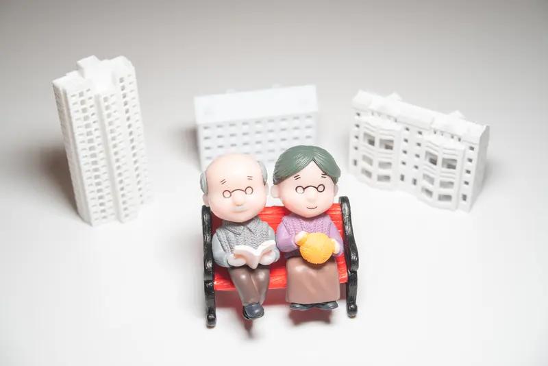 为什么老年人容易被骗？！这两天刷屏的“创投精英群”里109人，108人都是托，就