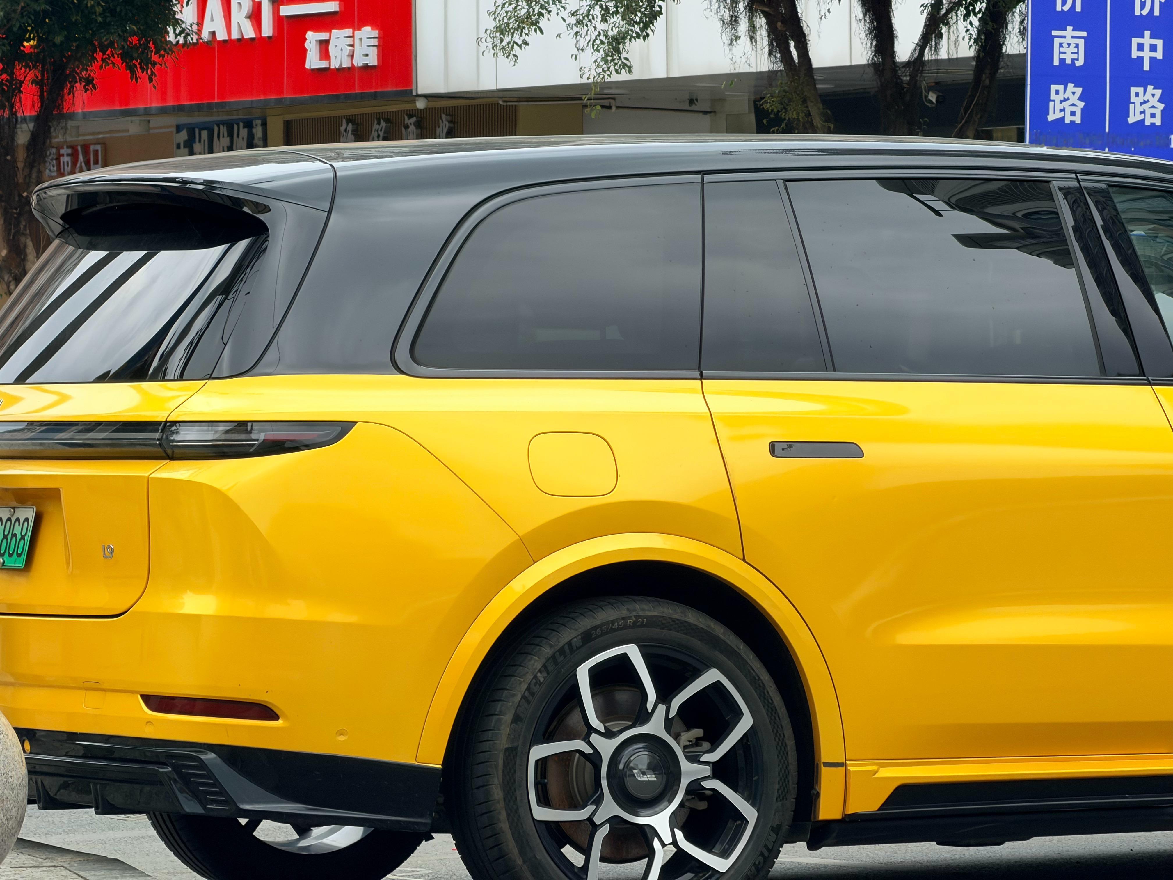 这位理想L9车主心里一定藏着一个为了家庭没法买一辆小米SU 7 Ultra闪电黄