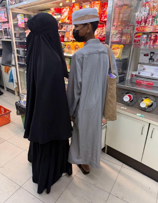 配图就是泰国不修克拉运河的原因！

配图拍摄于泰国南部地区，当地信奉伊斯兰教，而