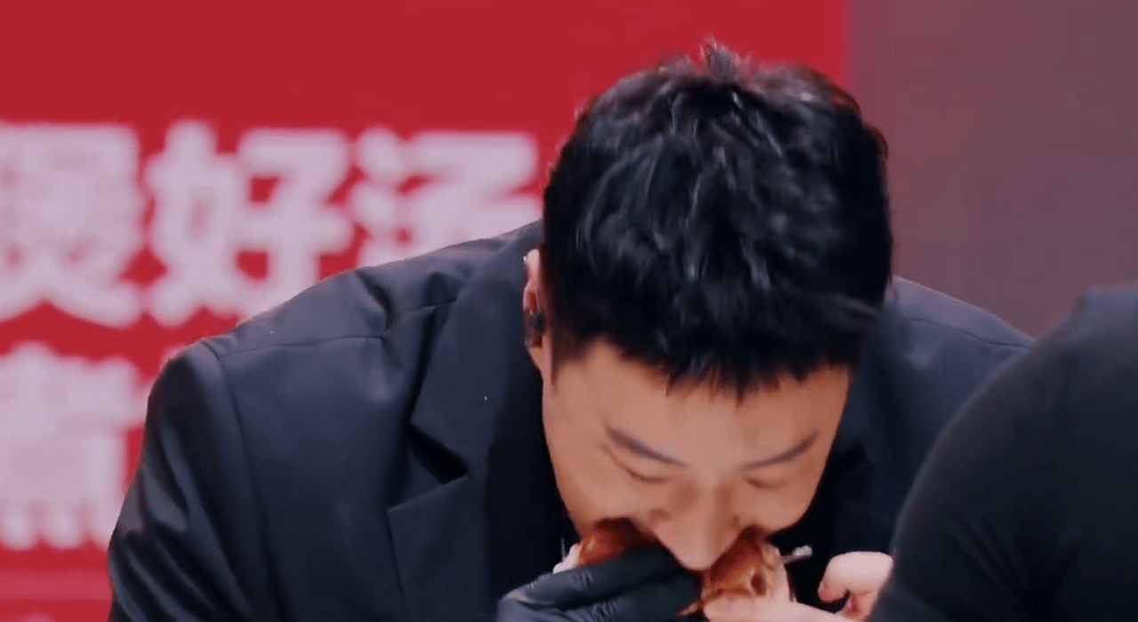 潘玮柏平均一年掉一次米缸 时隔一年潘玮柏再次沉迷干饭，特色川面配上慢炖鲜鱼味道绝