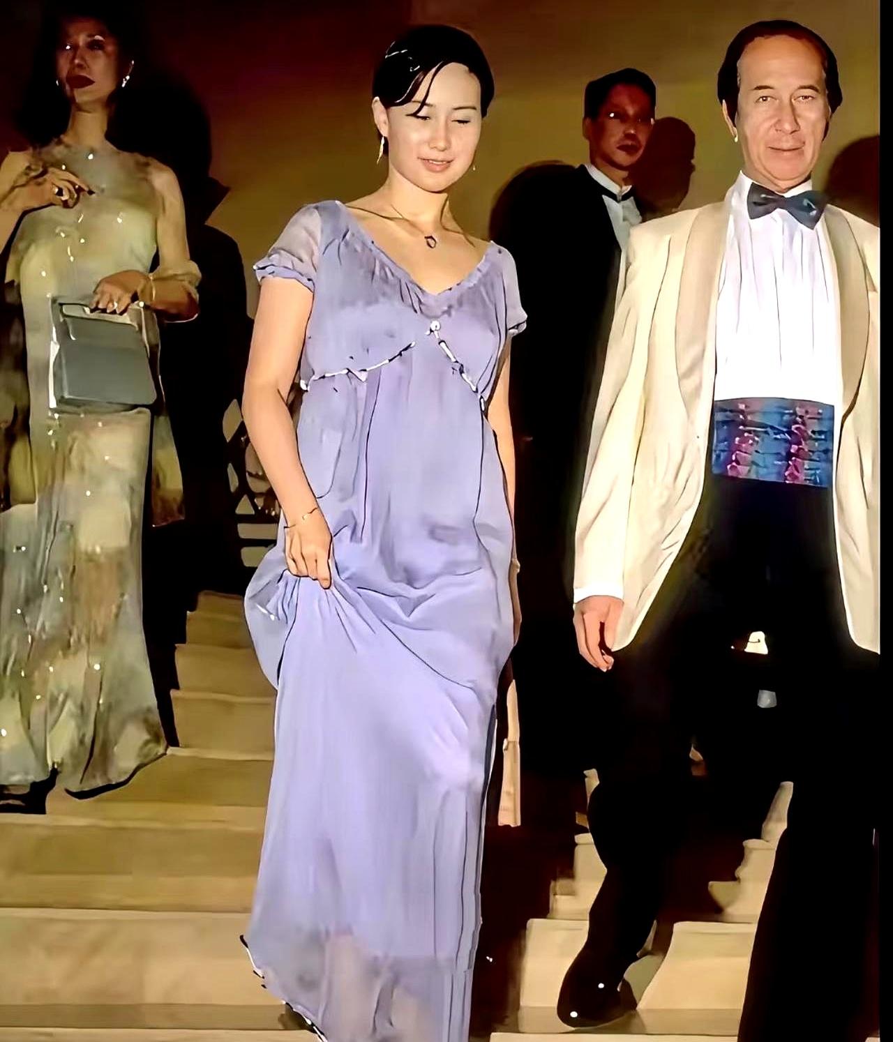 何超琼当年不顾已婚身份，坚持为陈百强扶灵，还抱着陈妈妈痛哭。
 

两人早年关系