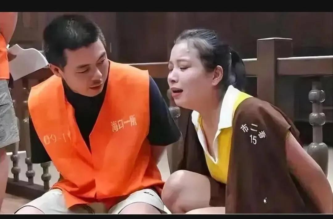 2009年，海口，毒贩杨金红在得知自己被判处死刑后，瘫倒在地上嚎啕大哭。

尽管