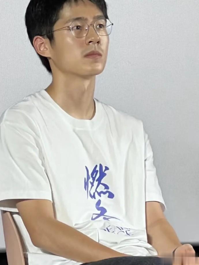 有人说刘昊然现在资源这么好，是因为女友周冬雨各种拉人脉，给他介绍资源。  事实上