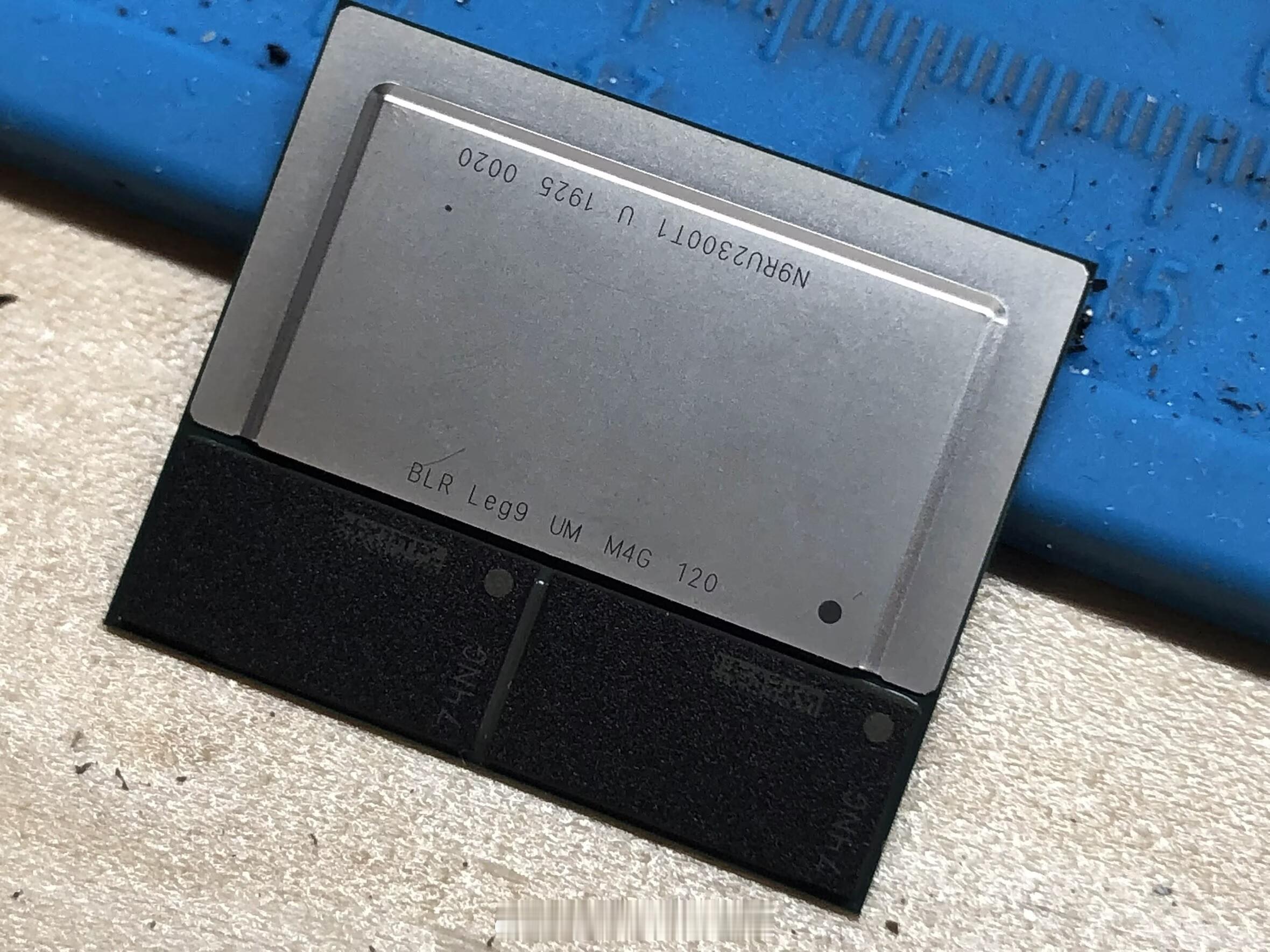 一颗产自 2019 年 6 月的 M1 芯片，上面没有具体的芯片型号，也没有印苹