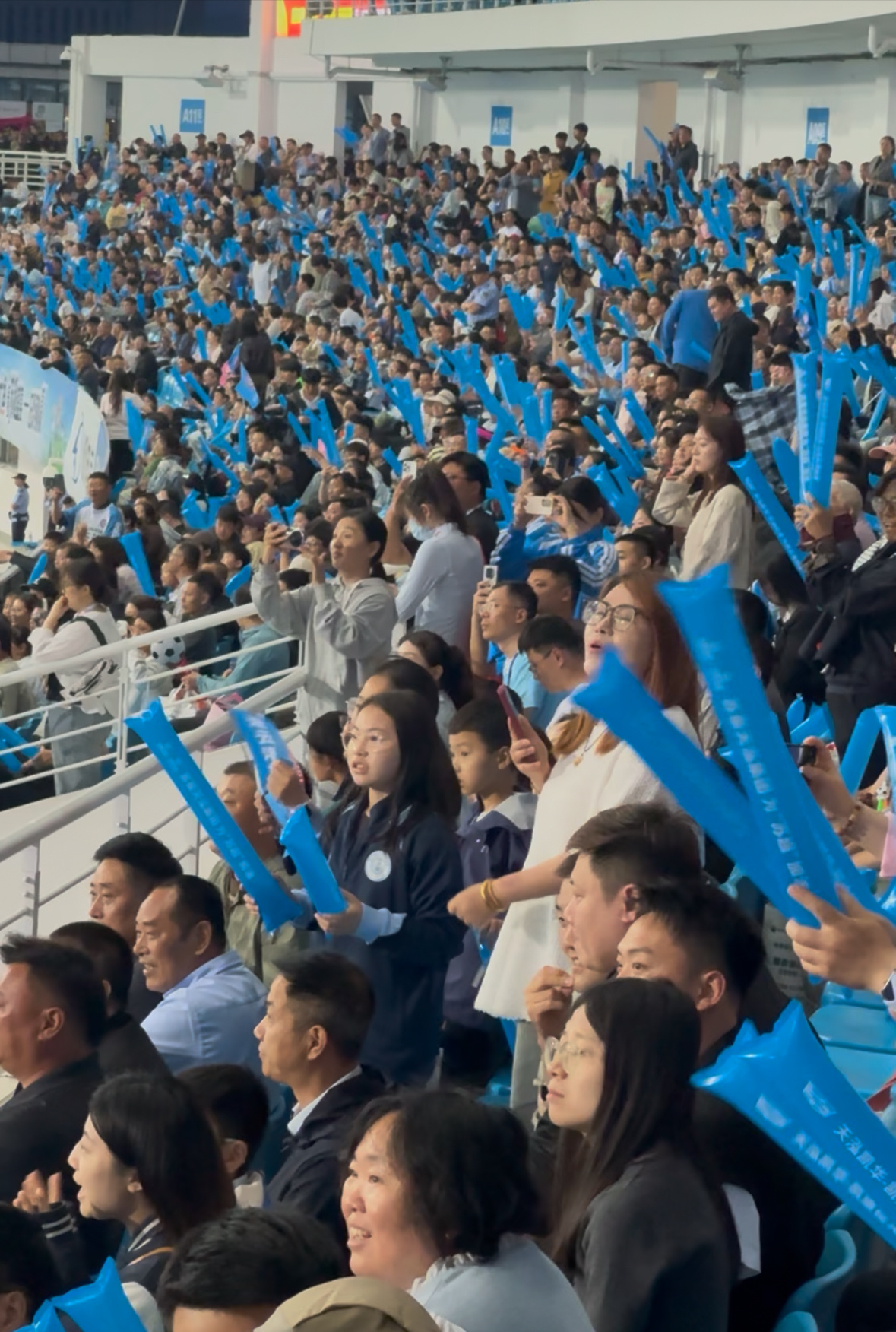 路过 “苏超” 连云港站现场，直接看乐了！打 call 官元气仔被球迷围得里三层
