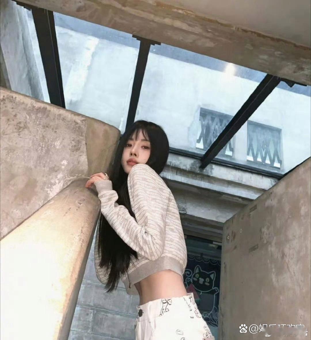 这就是鞠婧祎吗？天啊，我差点没认出来！虽然没有正脸，但是看起来还是那么美，那么动