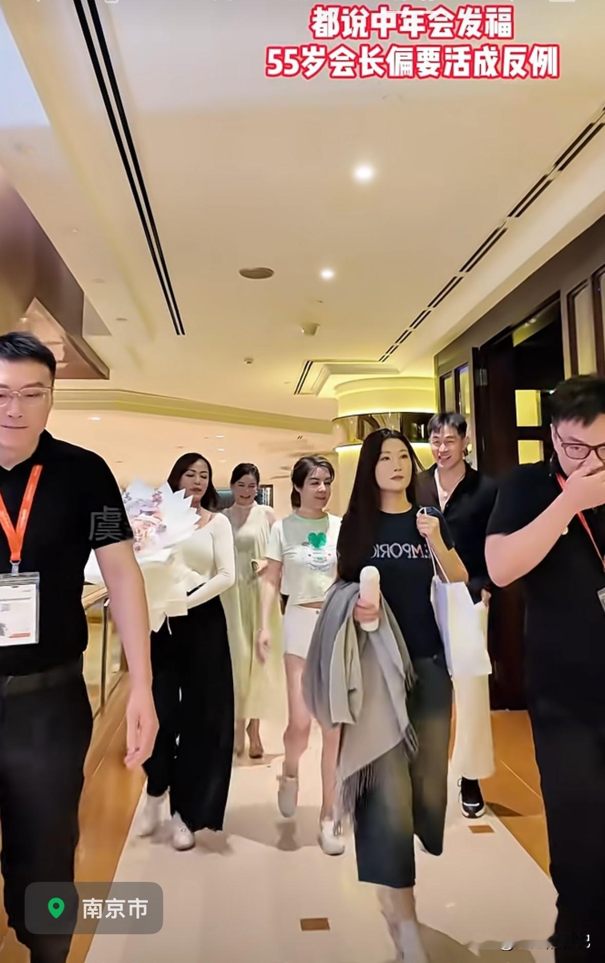 于文红说“我用笨的方式，改变了自己的形态，让自己走路变的轻盈”……
于文红上身穿