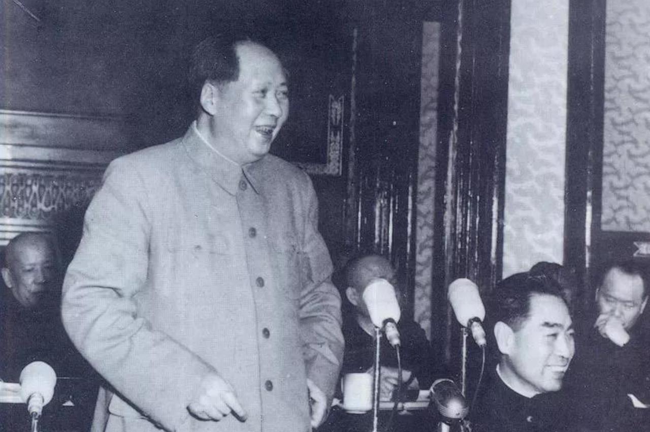 毛主席语录：“中国的根，在土地和农民，看不到百姓的苦，就是脱离了群众，党的信任就