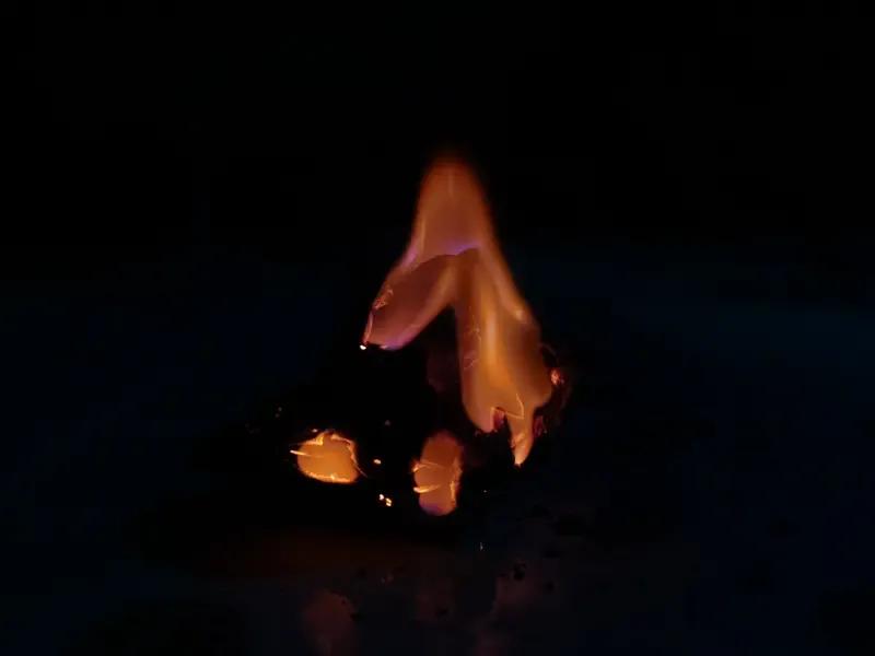 丙午年丁火日主运势：

丁是星星之火，星星就更不喜欢太阳了。喜财的丁火更讨厌丙午