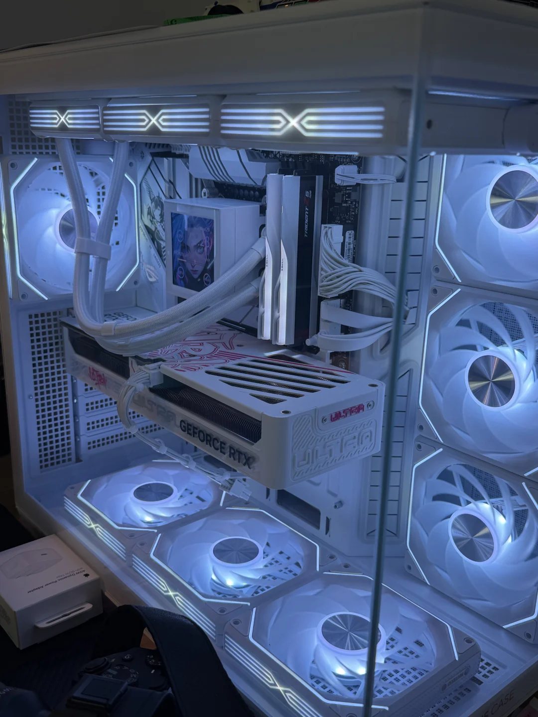 海景房风扇边缘的灯发黄，不全白