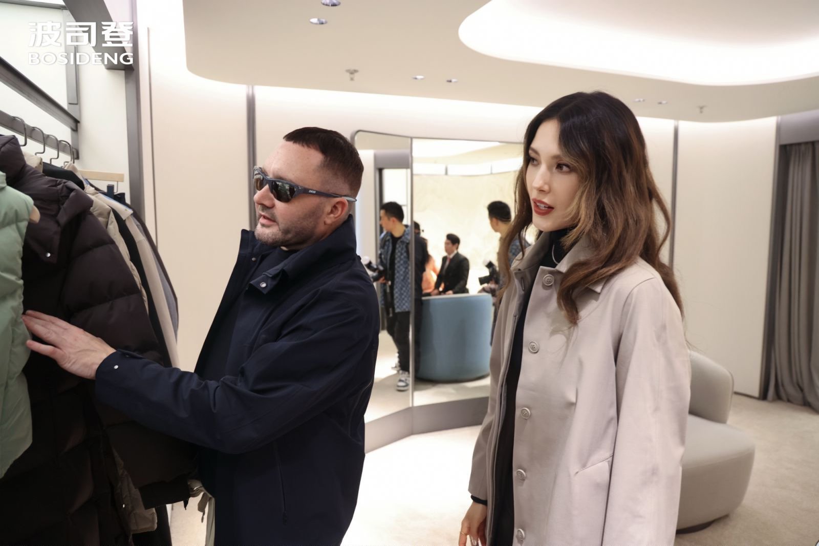 谷爱凌遇上KimJones秒变迷妹 从雪场冠军到时尚秀场常客，谷爱凌的时髦触觉从