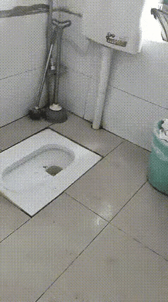 越想越恶心！超市厕所泡冻鸡，回应更是让人没法信服
 
看完这段视频，我瞬间胃里翻